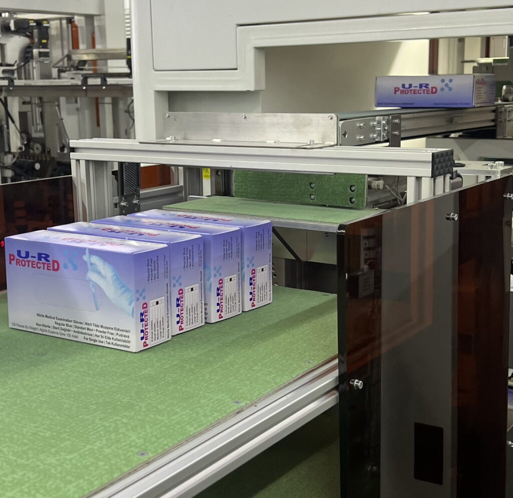 Eldiven kutularının fabrikadaki paketleme hattında hazırlanması